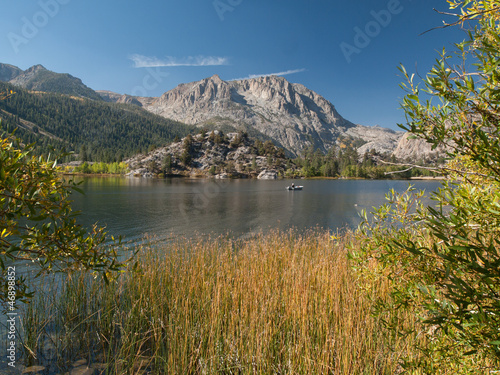 Fototapeta Naklejka Na Ścianę i Meble -  Lac de Gull Lake avec roseaux jaunes et montagnes