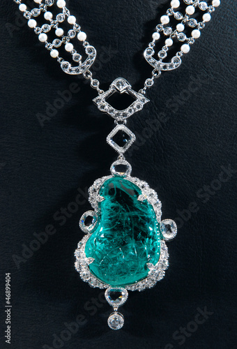 Elegance design of the diamonds and sapphire necklace