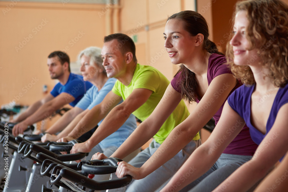 Gemischte Gruppe beim Spinning