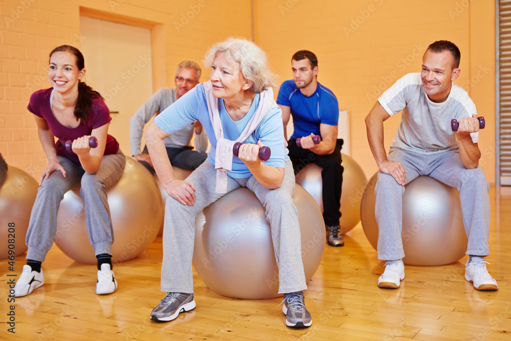 Gruppe macht Rückentraining mit Hanteln Gruppe macht Rückentraining mit Hanteln