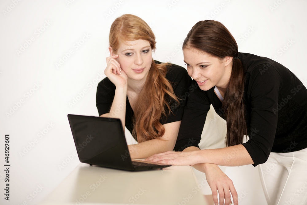 Zwei Jugendliche surfen im Internet Zwei Jugendliche surfen im Internet