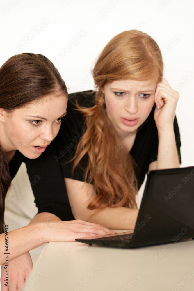 Schöne Mädchen mit einem Laptop Schöne Mädchen mit einem Laptop