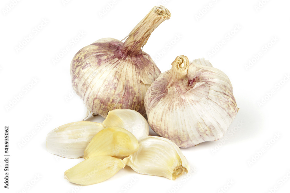 Obraz premium Garlic with cloves on a white background