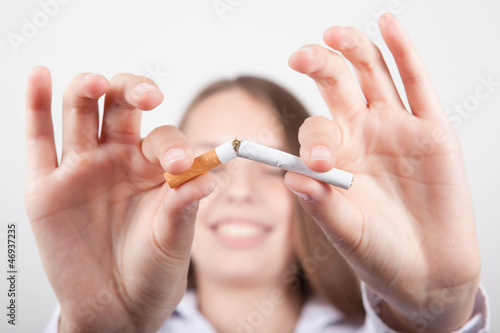 Junge Frau bricht Zigarette in zwei St  cke
