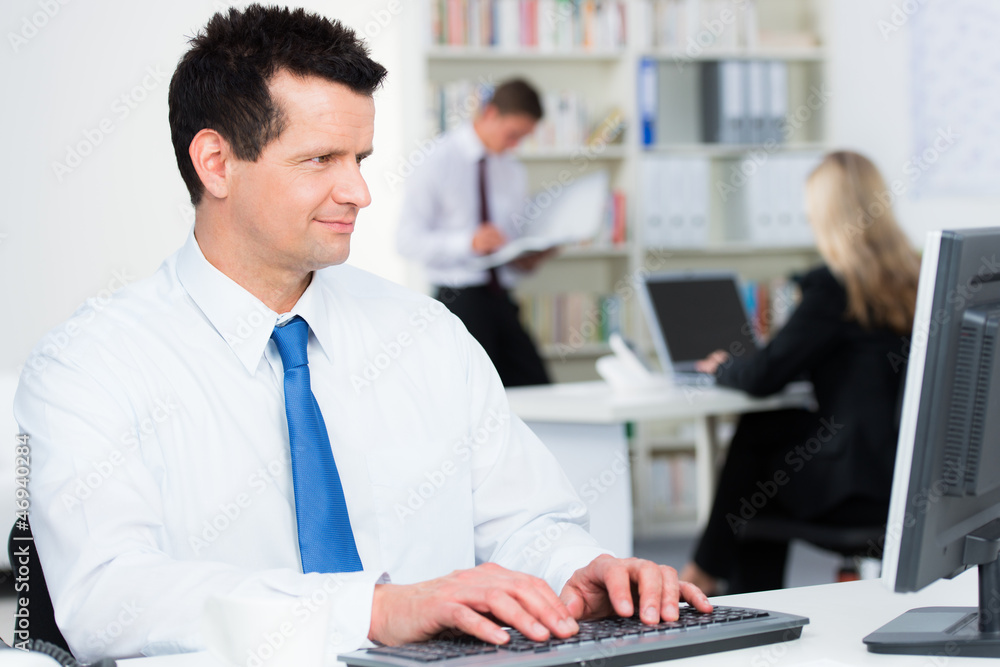 finanzberater arbeitet am pc finanzberater arbeitet am pc