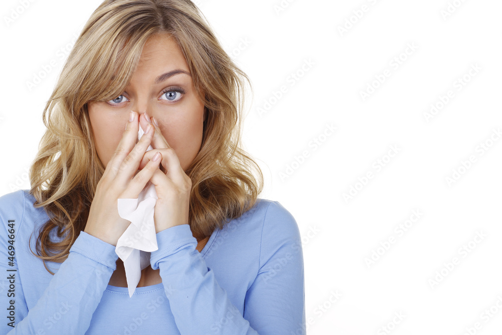 Hübsche Frau mit Schnupfen aufgrund einer Allergie Hübsche Frau mit Schnupfen aufgrund einer Allergie