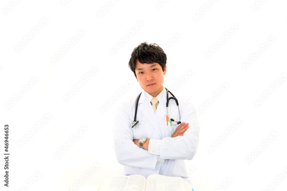 腕組をしている医師