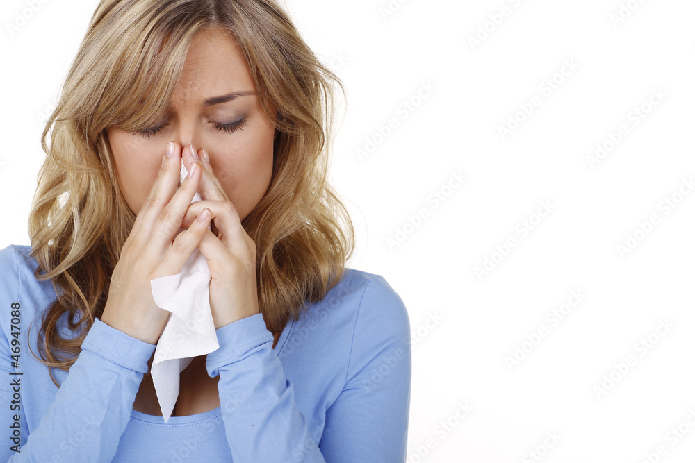Hübsche Frau mit Schnupfen aufgrund einer Allergie Hübsche Frau mit Schnupfen aufgrund einer Allergie
