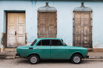 Plexiglas schilderij Cubaanse oldtimers Klassieke straatscène in Cubaanse stad  © Nicola_Del_Mutolo