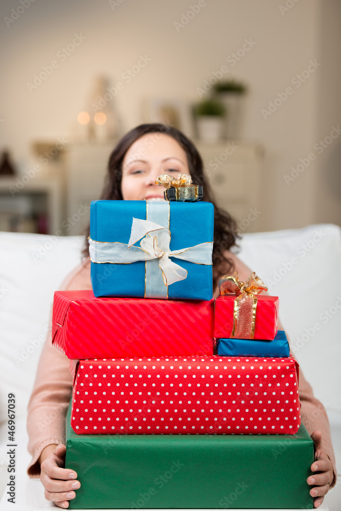 frau mit einem stapel geschenke frau mit einem stapel geschenke