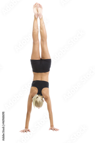 Sportliche Frau macht einen Handstand