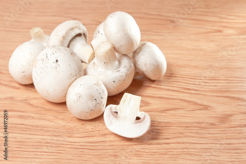 Champignons mushrooms on wood texture