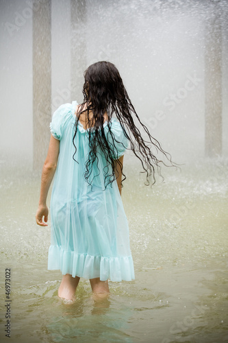 Kobieta w fontannie