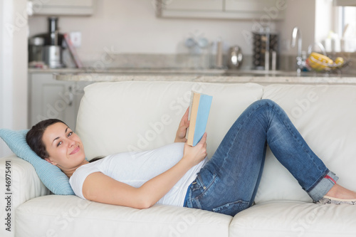 Pregnant woman reading on couch © WavebreakMediaMicro
