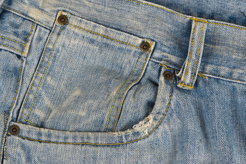 Detalle de un pantalón vaquero viejo y desgastado photo