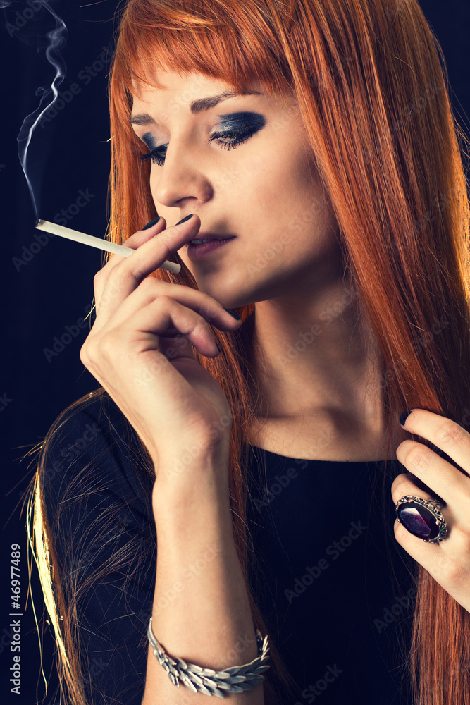 Obraz premium Beautiful girl with a cigarette in his hand