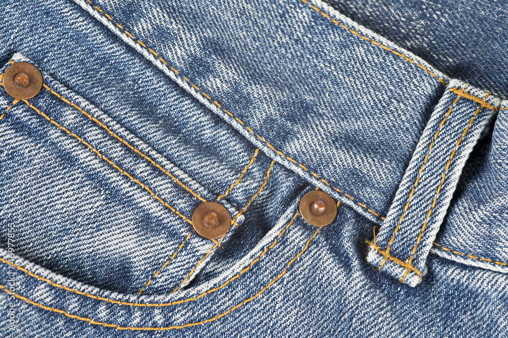 Detalle del bolsillo secreto de unos jeans clásicos Stock Photo | Adobe  Stock