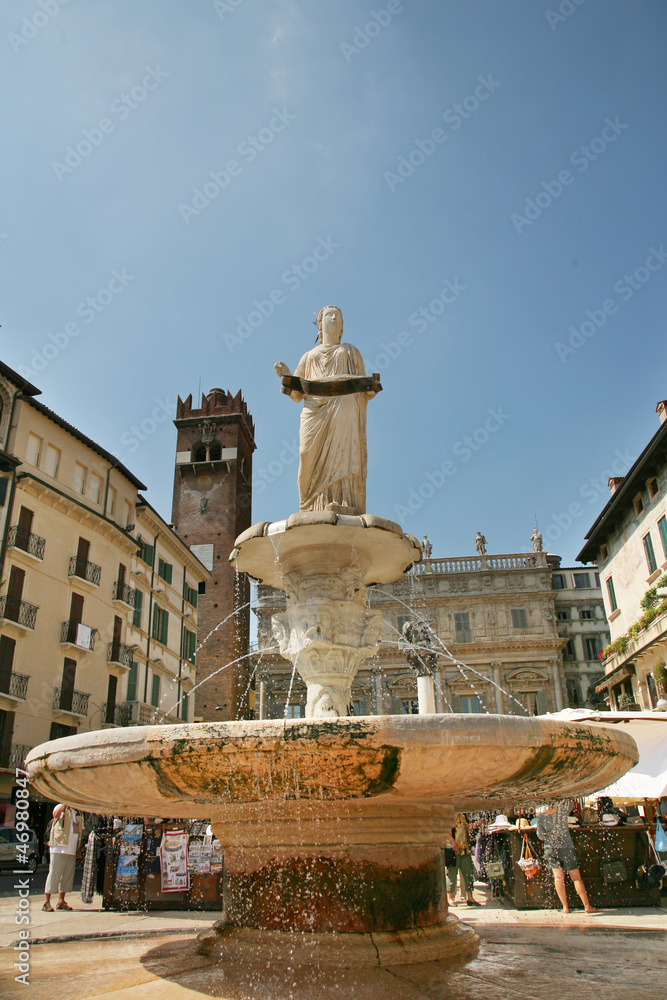 Obraz premium Statue of the Madonna in Piazza Erbe Verona, Italy