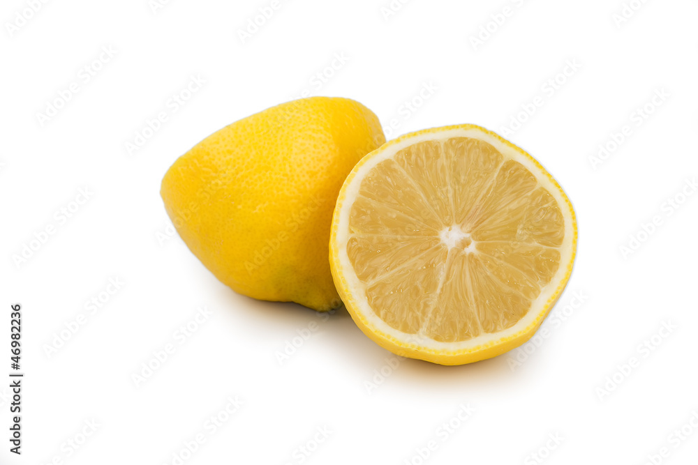 limón partido sobre fondo blanco