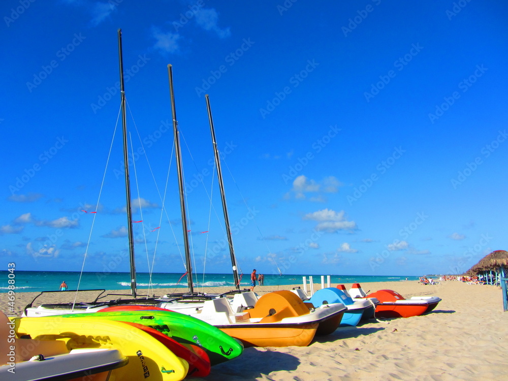 Obraz premium Les 3 Mâts sur la plage- paddle boats on the beach in the caribbean
