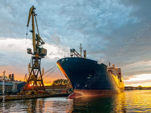 Obraz na płótnie Cargo vessel in port w salonie