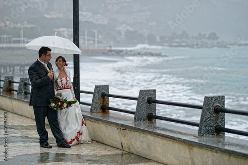 Sposi con l'ombrello photo