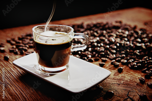 Heißer Espresso auf Tisch mit Kaffeebohnen