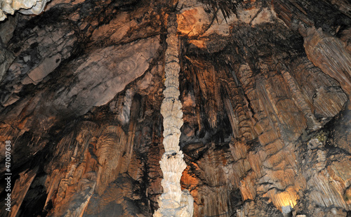 La salle de la Reine des Colonnes des grottes d'Artà à Canyamel photo