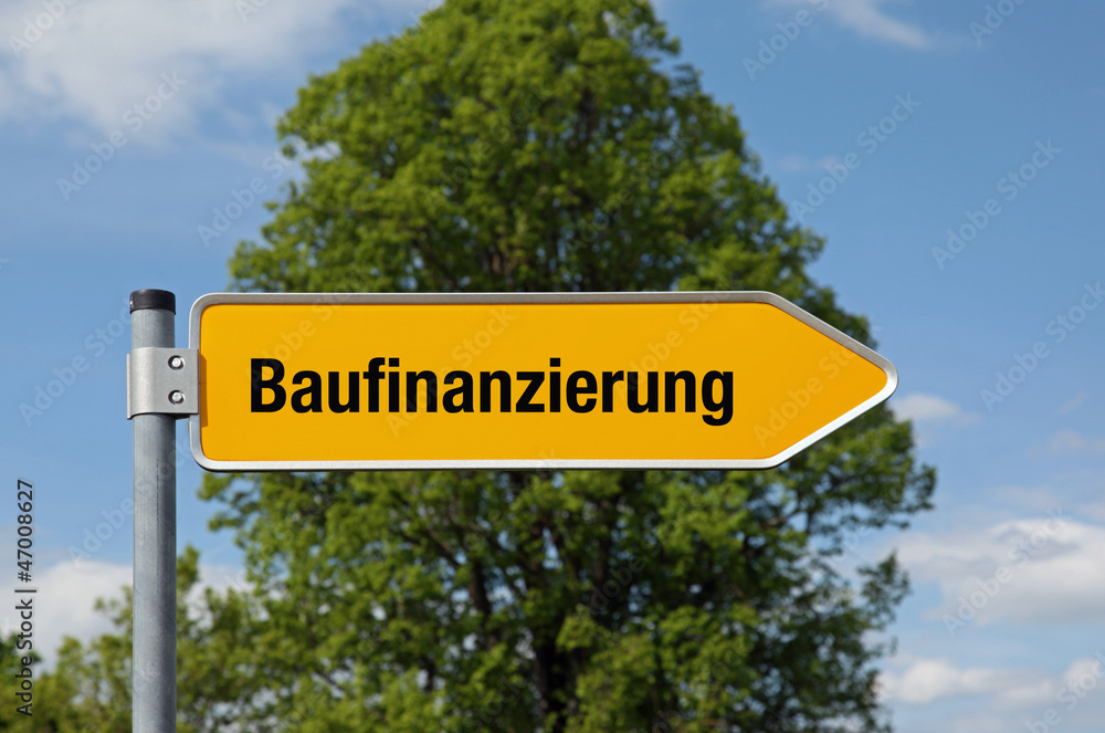 Fototapeta premium Pfeil mit Baum BAUFINANZIERUNG