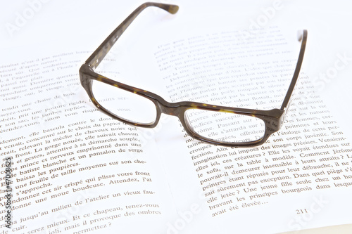 livre et lunettes 4