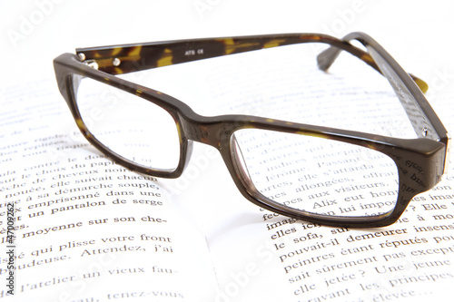 livre et lunettes 1