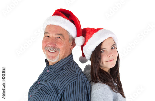 Opa und Enkelin mit Weihnachtsmützen
