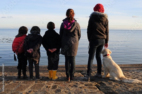5 enfants face à la mer photo