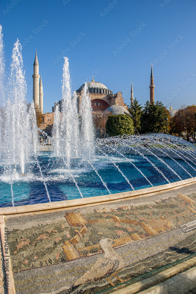 Fontaine devant le musée Sainte Sophie à Istanbul - obrazy, fototapety, plakaty 