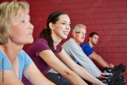 Junge Frau beim Spinningkurs photo