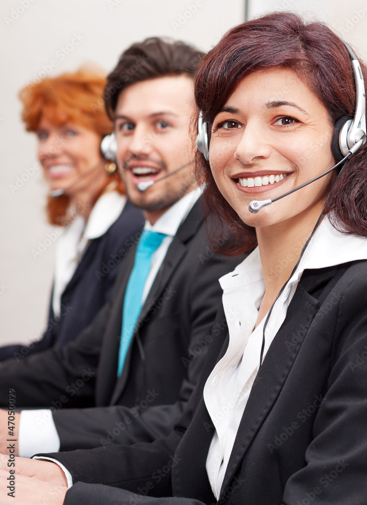team in callcenter mit headset beim telefonieren team in callcenter mit headset beim telefonieren