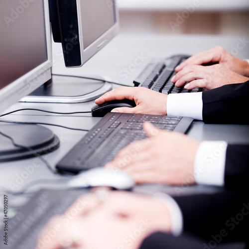 hände mit tastatur bildschirm maus in einem büro