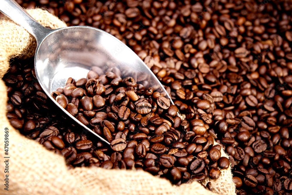 Kaffeebohnen im Sack mit Schaufel - Nahaufnahme Kaffeebohnen im Sack mit Schaufel - Nahaufnahme