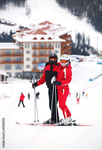 Fototapeta Naklejka Na Ścianę i Meble -  Young couple standing on a ski slope