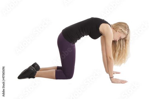 Frau macht beim Yoga Buckel - ohne Matte