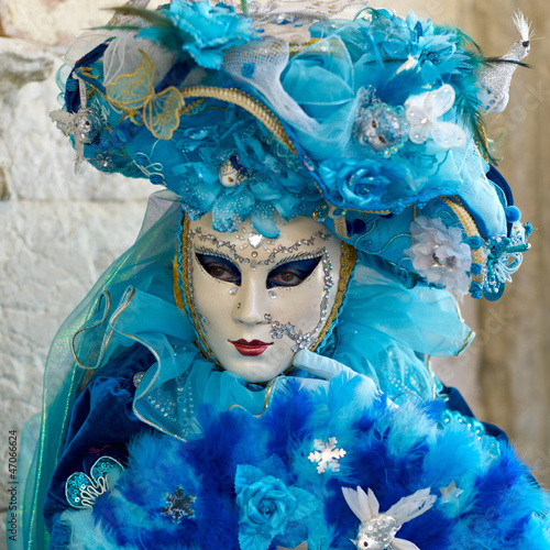 Fototapeta Naklejka Na Ścianę i Meble -  Person in Venetian costume attends the Carnival of Venice