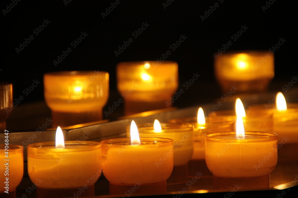 Lichter in einer Kirche Lichter in einer Kirche