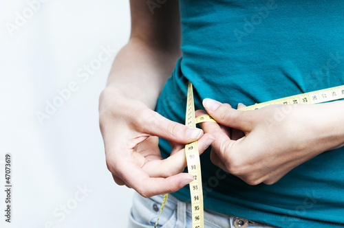 Mädchen misst Bauchumfang