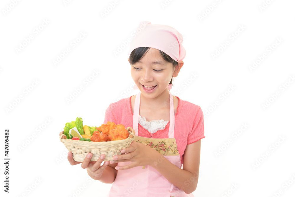 料理を持ち微笑む女の子