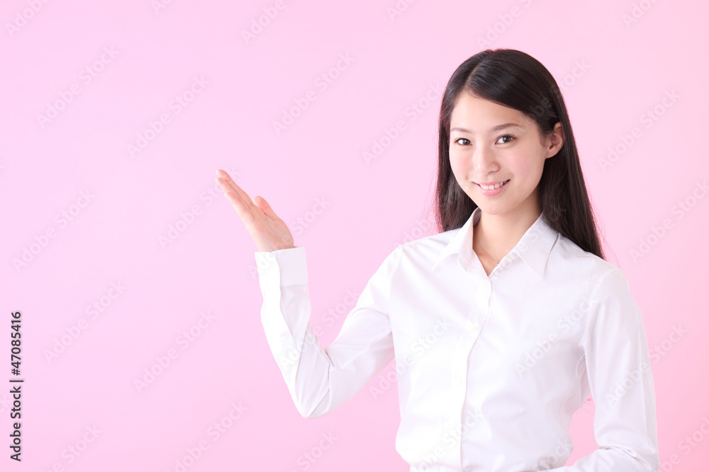 案内する若い女性 案内する若い女性