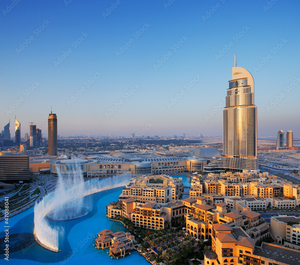 Naklejka premium Centrum Dubaju ze słynną tańczącą fontanną