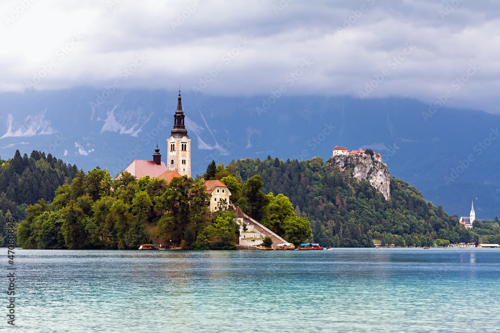 Church on island in lake Bled