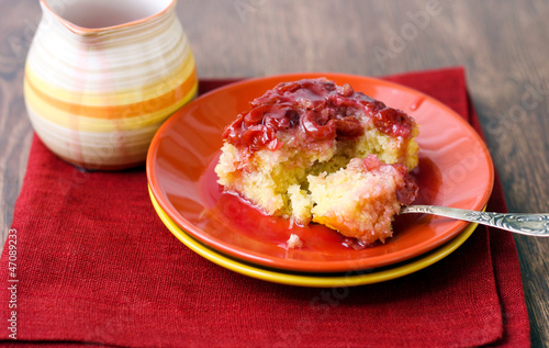 Foto Coconut and cherry upside down cake