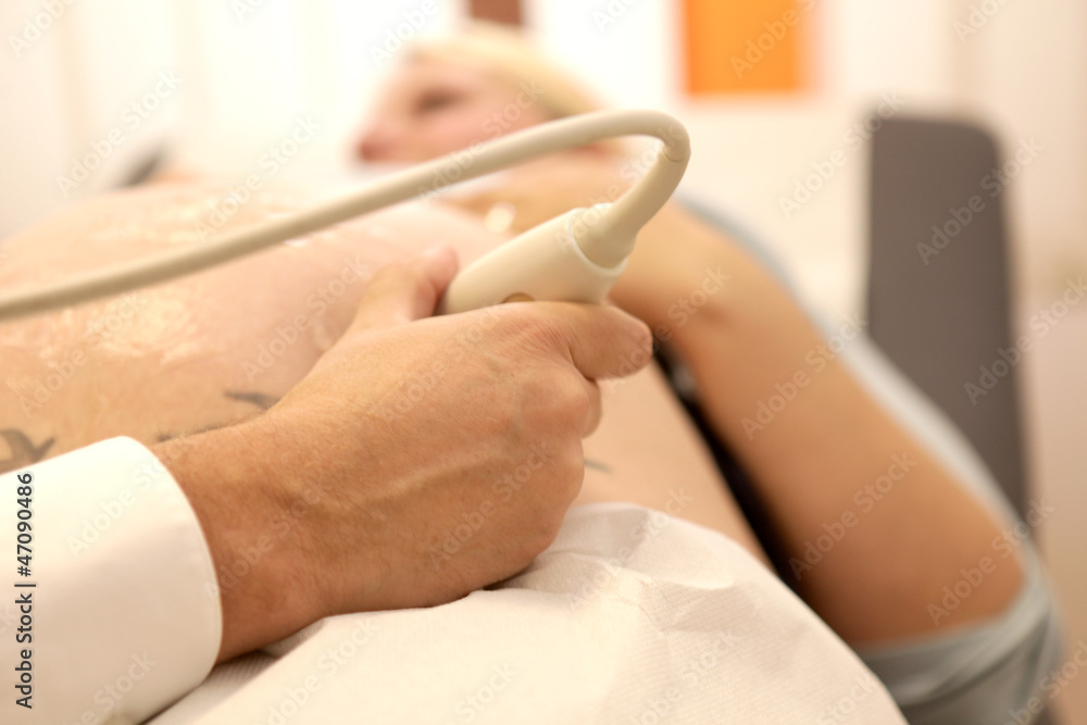 Schwangere Frau beim ultraschall