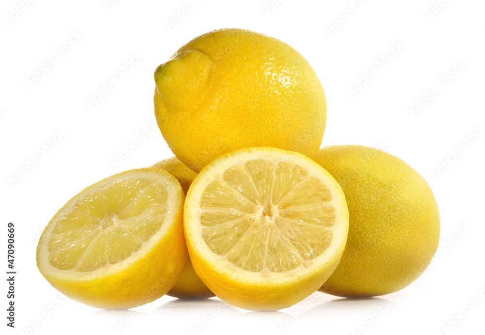 Limones sobre fondo blanco. Limones sobre fondo blanco.
